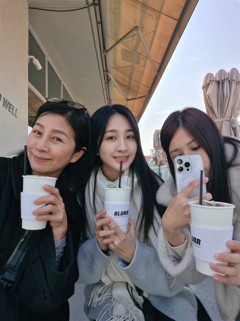 方文琳在社群平台曝光多張與兩名女兒于齊優、于齊薇同遊韓國的合照。(圖/翻攝自方文琳FB)