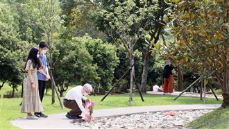 富商一原因找：可讓媳婦回娘家掃墓的女婿