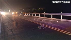 台八線深夜落石　女子駕車撞擊受困警急援（圖／翻攝畫面）