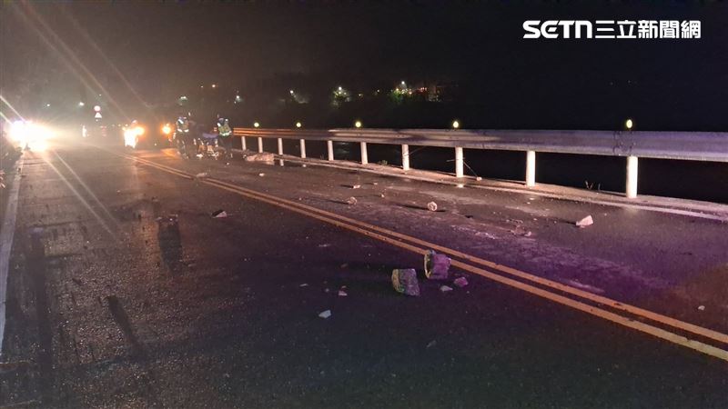 台八線深夜落石 女子駕車撞擊受困警急援