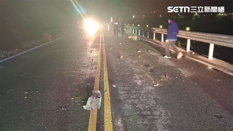 天色昏暗且山區視線不佳，未察覺路面躺著巨大的「不明落石」，導致愛車直接正面撞擊、受損嚴重。（圖／翻攝畫面）