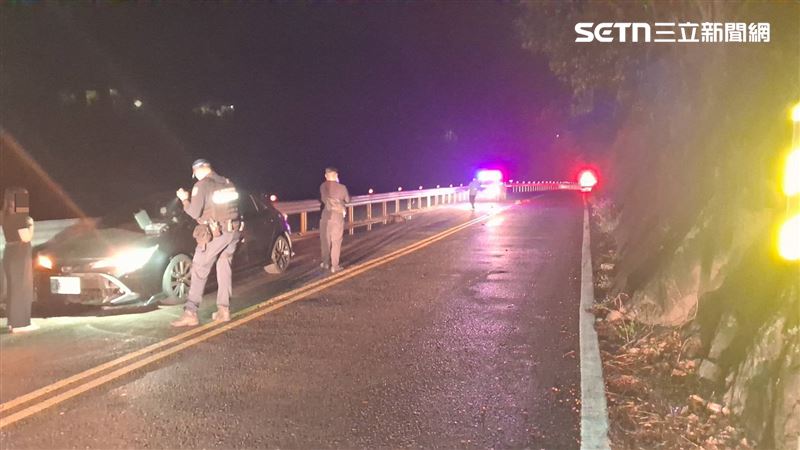 林女在完全沒發現路況異狀下直接「硬碰硬」撞上，車頭及底盤當場受損，警方也緊急啟動救援以防後續追撞。（圖／翻攝畫面）