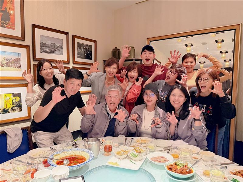 陳美鳳(前排右2)認為虎航灰色的外套很好看,與眾人比出「虎爪」開心合影。(圖/翻攝自陳美鳳FB)