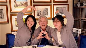 資深藝人陳美鳳同框台灣虎航董事長黃世惠夫婦，從歡樂合照談起，意外回溯過往在紐約打官司的艱辛時刻，真情流露引發關注。（圖／翻攝自陳美鳳FB）