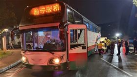 男大生校內走斑馬線遭公車輾壓 傷重進ICU（圖／翻攝畫面）