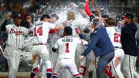 亞特蘭大勇士隊史密斯（Dominic Smith）擊出的再見滿貫全壘打，以6：2氣走堪薩斯市皇家隊。（圖／美聯社／達志影像）