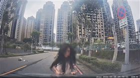 許女失控攔車敲打引擎蓋。（圖／翻攝自Threads @yaoocheng
）