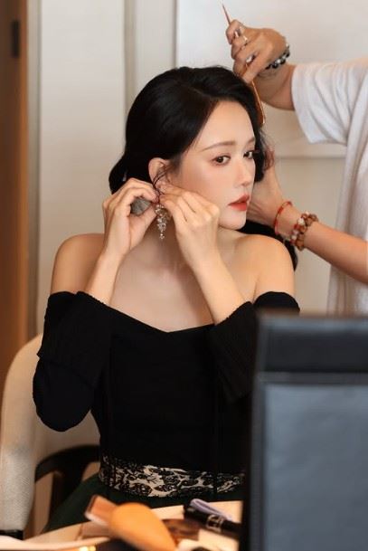 陳喬恩少見的造型曝光後，立刻吸引大批網友關注，不少人留言直呼「這是能免費看的嗎？」（圖／翻攝自陳喬恩IG）