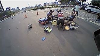 離家沒多遠…就被撞噴！騎士噴飛倒地不治