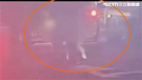 北市葉女抱怨車門難開遭嗆，嚴姓男友暴打魯姓計程車司機。（圖／翻攝畫面）