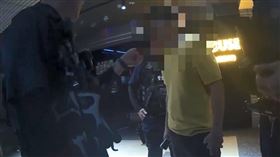 韓籍男賴帳警方到場了解。（圖／翻攝畫面）