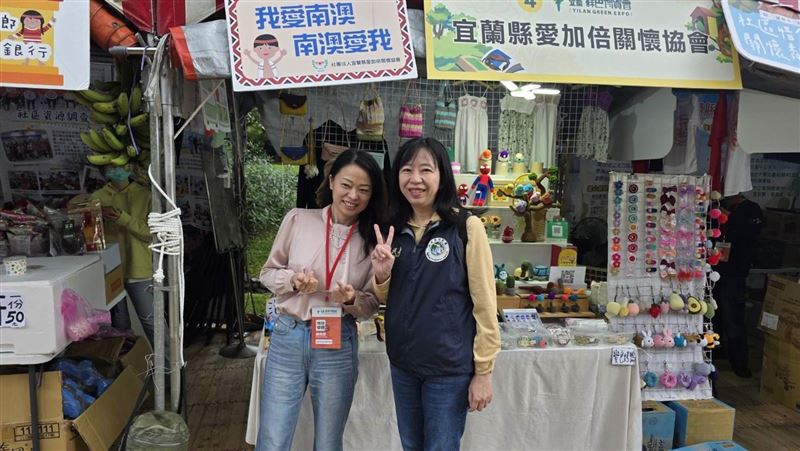 內政部移民署在宜蘭綠色博覽會設攤，移民署宜蘭縣服務站主任胡雅婷，為新住民姊妹加油。（圖／內政部移民署提供）