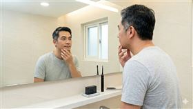 白髮,中年,老人,衰老,性功能,不舉,小王,外遇。（圖／AI生成）