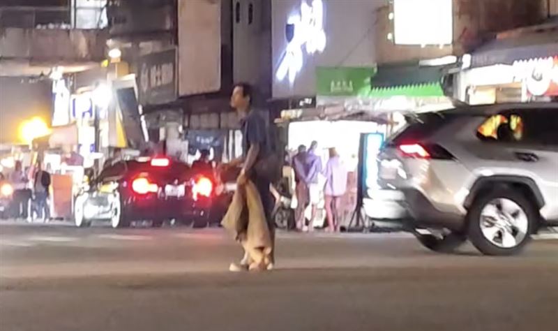 男子闖入車道、站在十字路口上手舞足蹈。(圖/翻攝自Threads @legolas83849)
