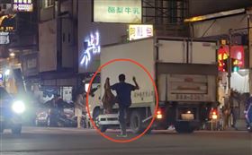 台中,酒空,阿伯「闖十字路口」跳怪舞又指揮交通　驚險畫面曝光（圖／翻攝自Threads @legolas83849）