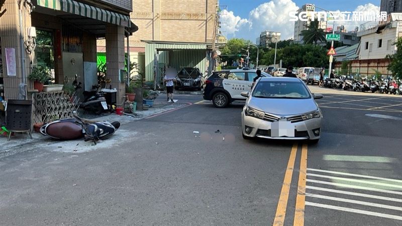 職業軍人開車在無號誌交岔路口跟騎士發生碰撞,導致對方倒地顱內出血,送醫搶救隔天不治。(圖/翻攝畫面)