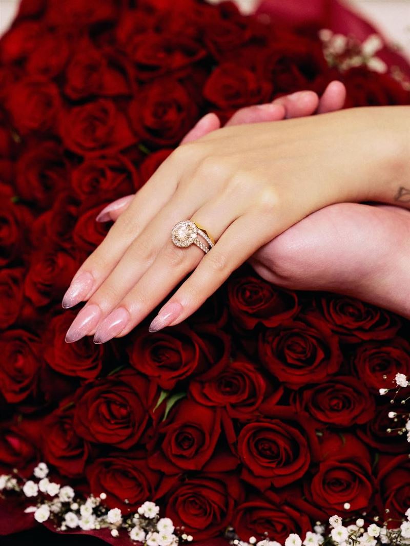 橋本甜歌巨大鑽戒曝光。(圖/翻攝自橋本甜歌IG)