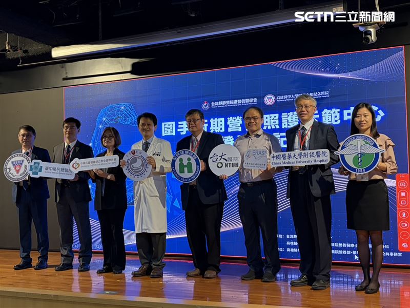 「圍手術期營養照護示範中心認證頒發」今於高醫大附醫舉行，台大等四家醫學中心代表出席。（圖／記者簡浩正攝影）