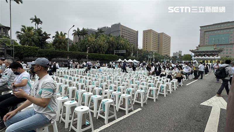 下午1時20分左右，現場人潮仍未明顯聚集，許多座位未坐滿。（圖／記者詹宜庭攝影）