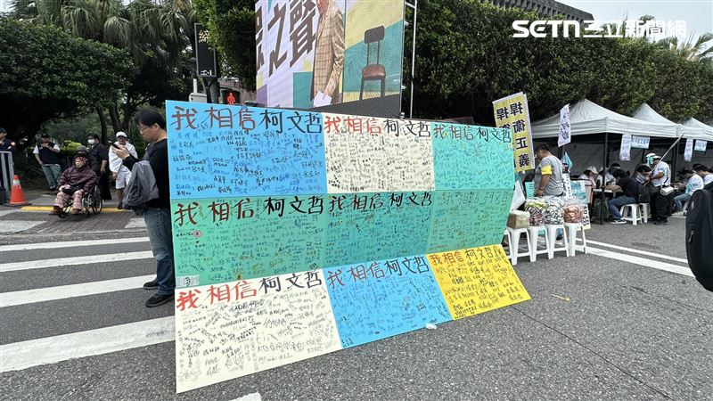 民眾黨號召小草上凱道抗議，現場掛起布條。（圖／記者詹宜庭攝影）