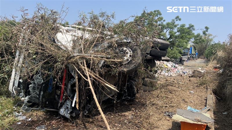 國道1號南向261.6公里嘉義路段,今天(29日)上午發生嚴重事故。(圖/翻攝畫面)