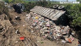 嘉義,事故,車輛,邊坡,路段,護欄,國道,聯結車,爆胎,翻車。（圖／翻攝畫面）