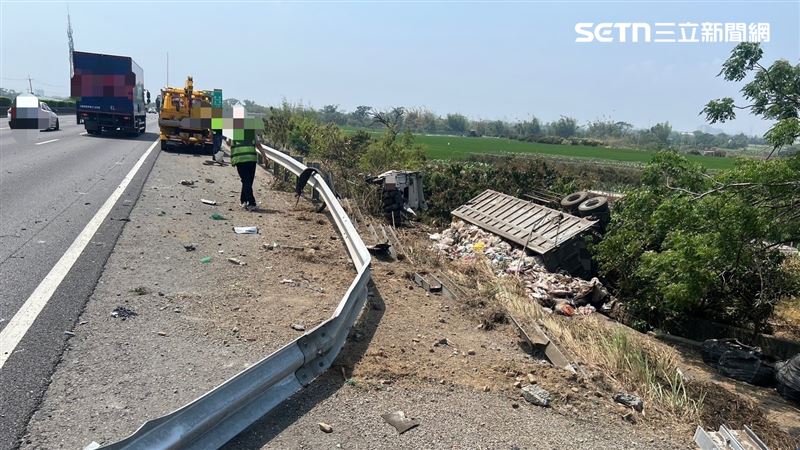 聯結車疑右前輪爆胎後失控,撞擊外側護欄後,連人帶車翻落邊坡。(圖/翻攝畫面)