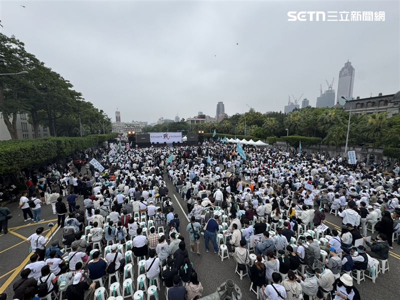 民眾黨創黨主席柯文哲因涉京華城案,一審遭判有期徒刑17年、褫奪公權6年,民眾黨今(29)日下午在凱道集會力挺。(圖/記者鄭孟晃攝影)