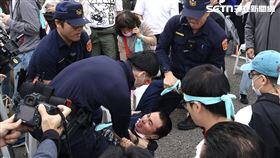 網紅「吃屎哥」游兆霖高喊「柯文哲貪污」，隨即遭警方緊急帶離現場。（圖／記者鄭孟晃攝影）