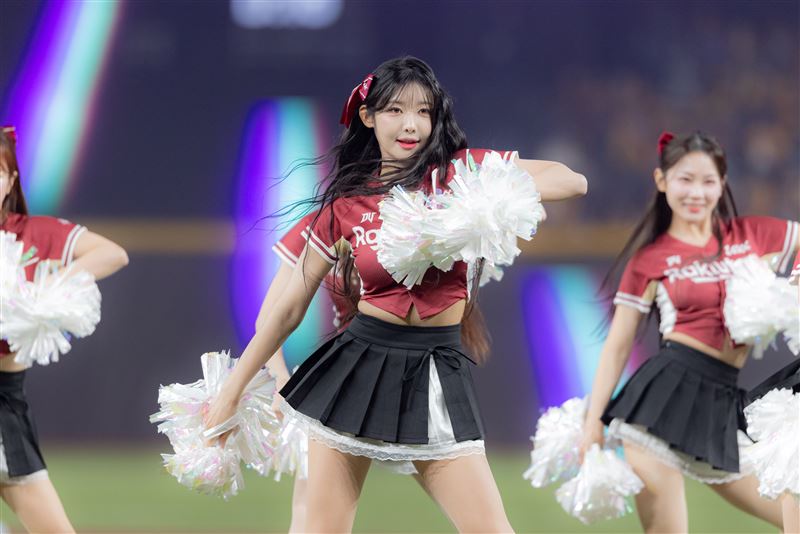 愛喝喝冰美式的高佳彬,穿上新制服大跳開場舞,也感謝粉絲貼心準備咖啡。(圖/樂天桃猿提供)