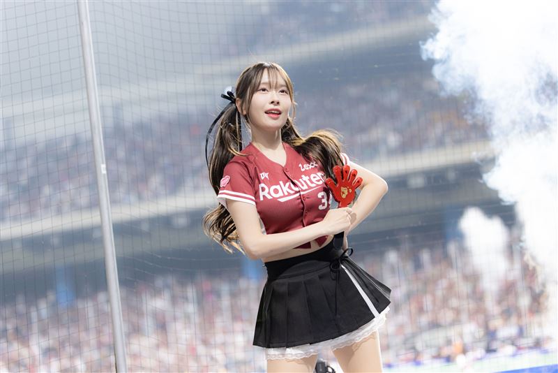金佳垠穿上「樂天女孩」短版新球衣跳開場舞。(圖/樂天桃猿提供)