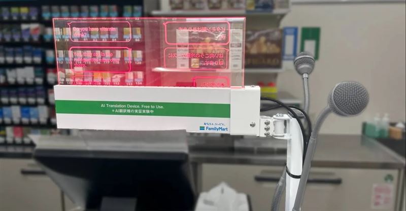 日本因日圓貶值成了觀光客心中「價格親民」的購物天堂,為了因應外國顧客,當地全家超商祭出了自動翻譯機器,作為店員與顧客的溝通橋樑。(圖/翻攝自Threads @susannawang1214)