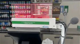 日本因日圓貶值成了觀光客心中「價格親民」的購物天堂，為了因應外國顧客，當地全家超商祭出了自動翻譯機器，作為店員與顧客的溝通橋樑。（圖／翻攝自Threads @susannawang1214）