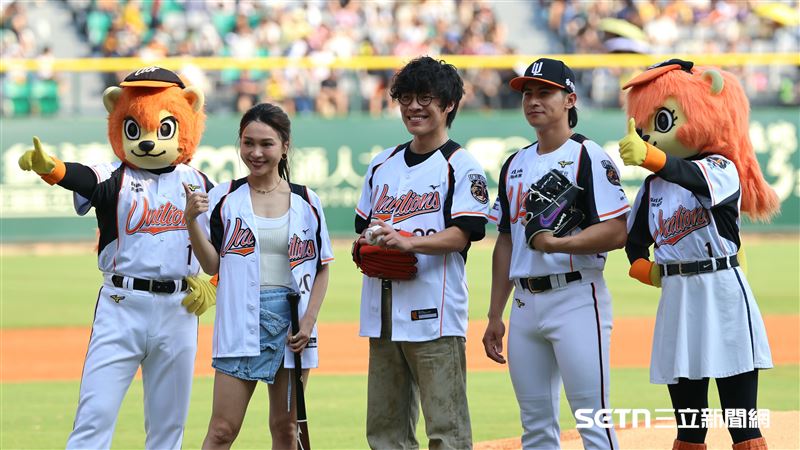 亞太棒球村成棒主球場中職37年首戰，歌手盧廣仲開球，陳傑憲接捕。（圖／記者劉彥池攝影）