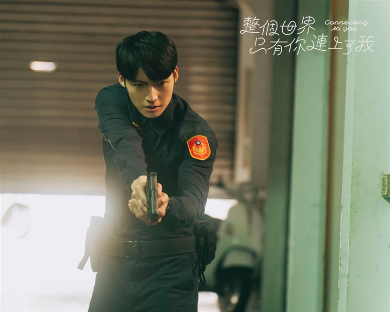 劉育仁身穿警察制服的造型，在街頭拍攝時便已意外曝光，掀起網友瘋傳肉搜。（圖／瀚草文創提供）