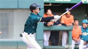 中職37年亞太棒球村成棒主球場首戰，台鋼雄鷹游擊手曾子祐敲出二壘安打。（圖／記者劉彥池攝影）