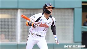 中職37年亞太棒球村成棒主球場首戰，統一獅游擊手陳聖平打成右外野飛球出局。（圖／記者劉彥池攝影）