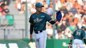 中職37年亞太棒球村成棒主球場首戰，台鋼雄鷹先發投手黃子鵬。（圖／記者劉彥池攝影）