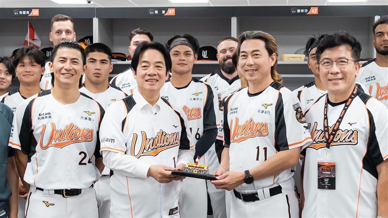 現身球場!賴清德贈餅總府模型 曝這用意