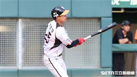 中職37年亞太棒球村成棒主球場首戰，統一獅捕手陳重羽安打送回林培緯，幫助球隊先馳得點。（圖／記者劉彥池攝影）