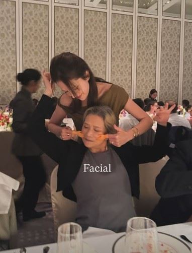 從許瑋甯在Instagram限時動態曝光的畫面可見，許瑋甯身穿綠色絲緞禮服，採用斜肩剪裁設計，展現肩頸線條與鎖骨輪廓，整體造型優雅中帶點俐落感。（圖／翻攝自許瑋甯IG限動）