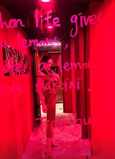 許瑋甯搭配尖頭細跟高跟鞋出席，不僅拉長腿部比例，也讓整體線條更加修長勻稱。（圖／翻攝自許瑋甯IG限動）