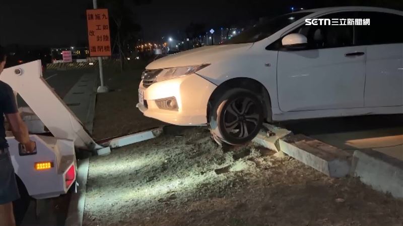 駕駛開車闖進輕軌軌道