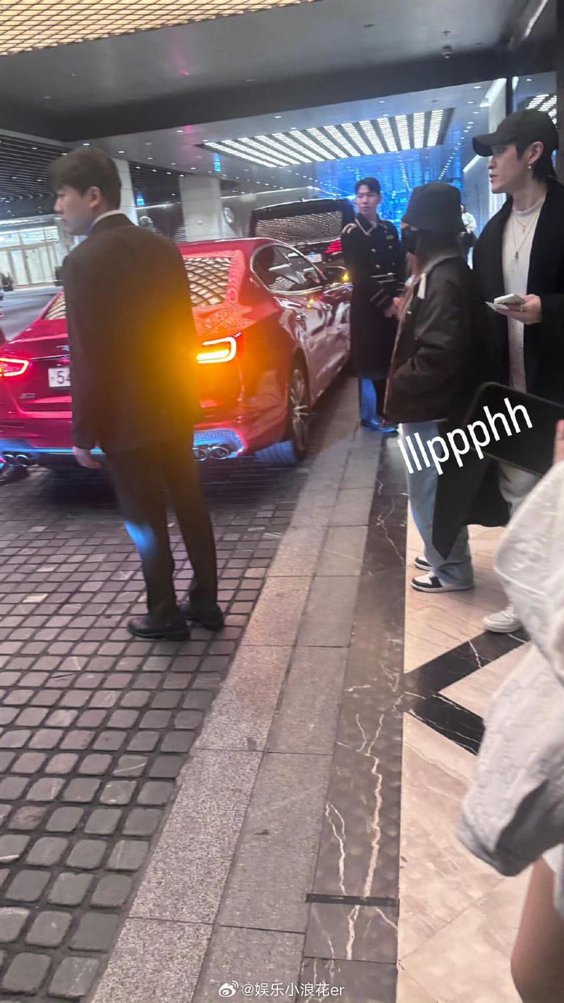 鄧紫棋被網友直擊現身首爾街頭,身旁還有男友Mark同行。(圖/翻攝自微博)