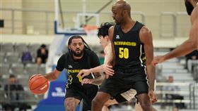 新北國王洋將杰倫（左）與戴維斯。（圖／新北國王提供） 