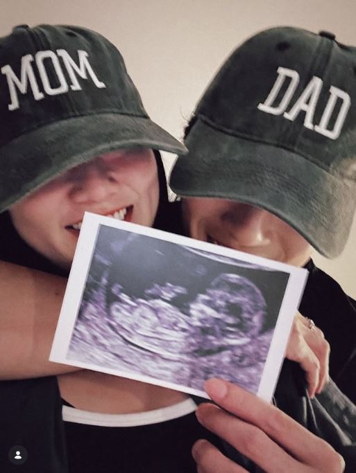 焦凡凡與婁峻碩開心分享懷孕喜訊，升格當爸媽。（圖／翻攝自IG @fan0914fan）