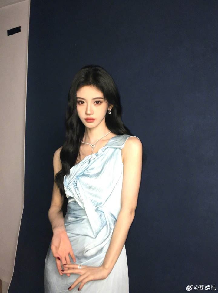 中國瘋傳一則震撼爆料，指某位頂流女星遭公司開出3億人民幣（約台幣13.9億元）的天價索賠，陸網懷疑名女星是鞠婧禕。（圖／翻攝自微博）