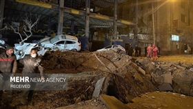 德黑蘭28日晚間遇襲後慘況，大洞周遭的汽車扭曲變形。（圖／翻攝自X平台 @TwilightDewy）