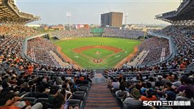 中職37年亞太棒球村成棒主球場首戰，現場湧進滿場23500位球迷。（圖／記者劉彥池攝影）