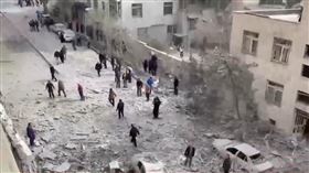 阿拉比電視台外街道景象怵目驚心，路面滿是殘骸與全毀的車輛。（圖／翻攝自X平台 @AlarabyTV）